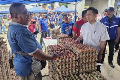 Arthur (dua dari kanan) beramah mesra dengan pengundi semasa tinjauan mesra di Tamu Pekan Sook.