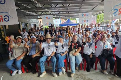 Annuar (depan, tiga dari kiri) bersama pengundi DUN Liawan semasa menghadiri kempen di Kampung Contoh, Keningau.