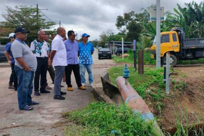 Mohd Qiuzi Iqbal meninjau kerja-kerja pembersihan longkang pada Isnin.