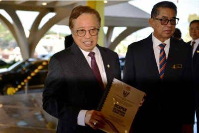 Abang Johari menunjukkan buku Ucapan Belanjawan 2026 untuk persidangan hari pertama Mesyuarat Ketiga bagi Penggal Keempat Dewan Undangan Negeri Sarawak ke-19, pada Isnin. Foto Bernama