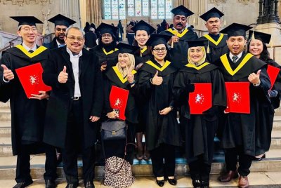 Dzulkifli (depan, kiri) bersama graduan Akademi AMLAC dalam Majlis Konvokesyen di House of Commons, Parlimen UK.