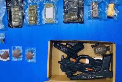 Bekalan ganja dan pistol tiruan yang dirampas susulan penahanan jurutera kilang di Kampung Sungai Karang Darat di sini pada Ahad. Foto: Polis Kuantan