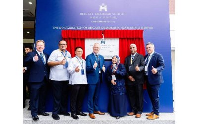 (Dari kiri) Shaun Fenton, Pengetua Eksekutif Kumpulan Reigate Grammar School, wakil daripada Kementerian Pendidikan (MoE), (tengah) Phillip Bailey, Pengetua Reigate Grammar School Kuala Lumpur (RGSKL), Dr. Sarifah Norazah, Timbalan Pengarah Bahagian Pendidikan Swasta, Kementerian Pendidikan Malaysia (MoE), dan wakil-wakil lain daripada sekolah semasa Majlis Perasmian Reigate Grammar School Kuala Lumpur (RGSKL).

