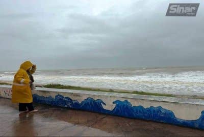 Kawasan pantai yang berangin kencang pada musim tengkujuh. 
