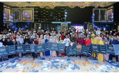 Abdul Rashid bergambar bersama para penerima anugerah pada Majlis Perasmian Penutup Grand Final Agromarketing Masterclass TikTok Shop Edition 2025 pada Ahad. 