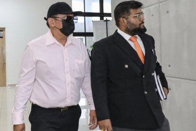 Kian Keow (kiri) pada Isnin mengaku tidak bersalah di Mahkamah Sesyen Ampang atas dua pertuduhan melakukan amang seksual fizikal terhadap seorang remaja perempuan, empat tahun lepas. Foto Bernama