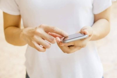 Ahli The Vigilantes turut memeras ugut lelaki dan wanita agar menghantar foto bogel mereka. - Gambar hiasan