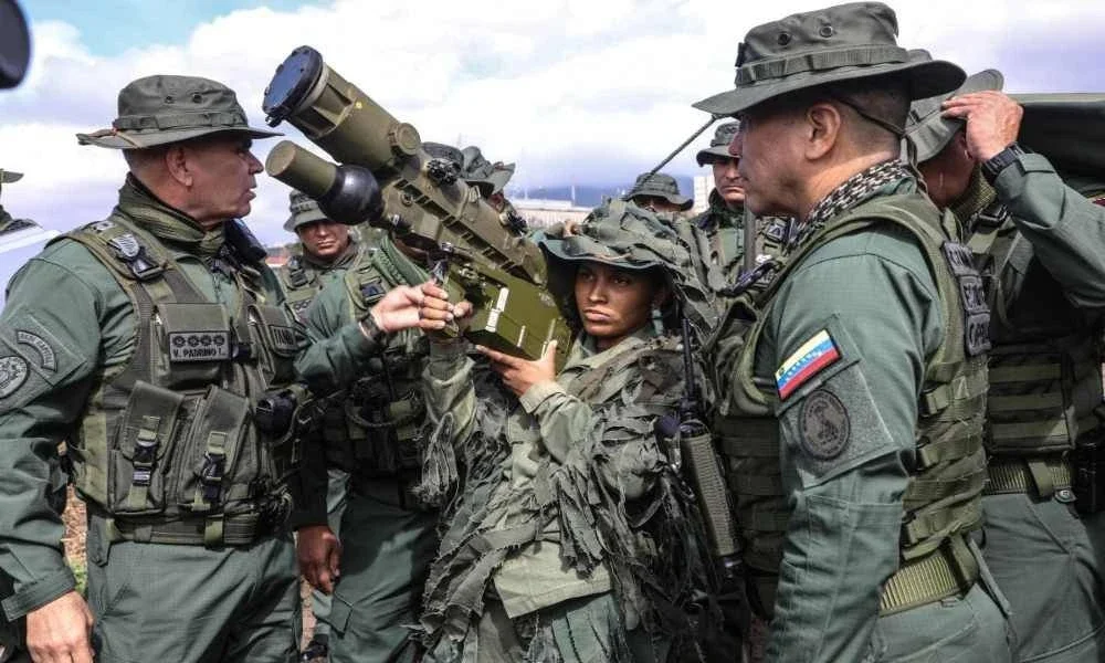 Menteri Pertahanan Venezuela tinjau latihan tentera dengan sistem peluru berpandu Igla-S susulan ketegangan dengan kehadiran kapal pengangkut pesawat AS. - AFP
