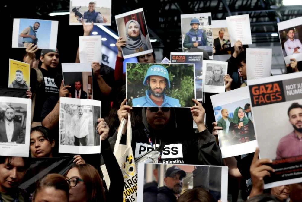 Ancaman keselamatan di Gaza bukan sahaja dihadapi oleh orang awam, malah turut dialami oleh wartawan sebagai barisan hadapan yang bertanggungjawab melaporkan kejadian. Foto AFP
