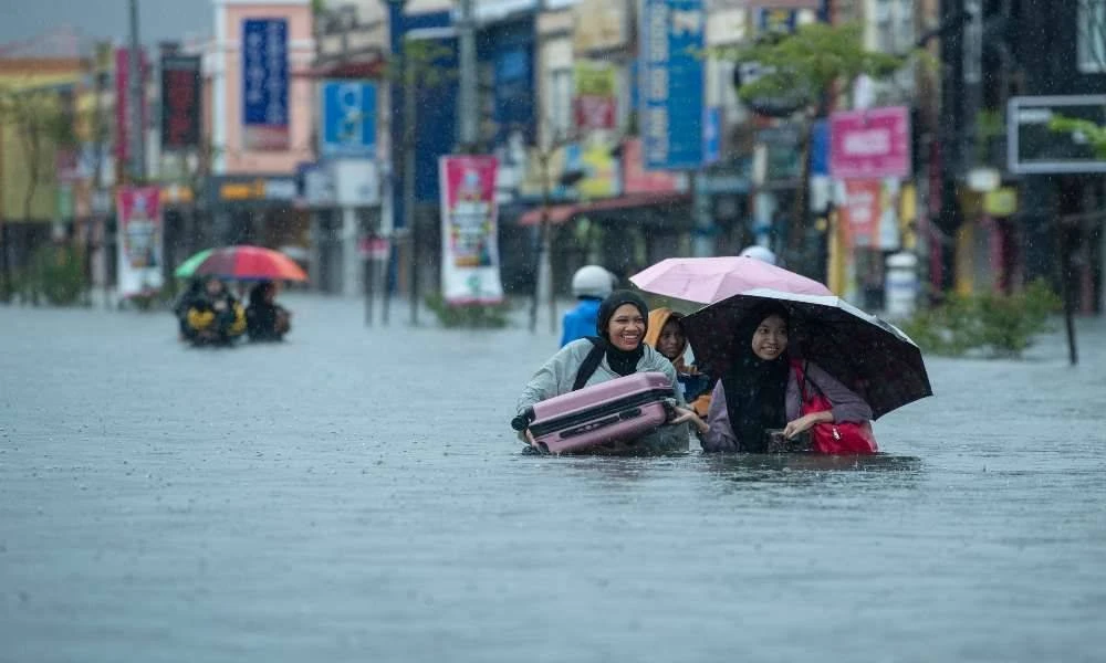 Keadaan di kawasan Taman Bendahara, Pengkalan Chepa dinaiki air susulan hujan lebat berterusan sejak beberapa hari lalu. Foto Bernama