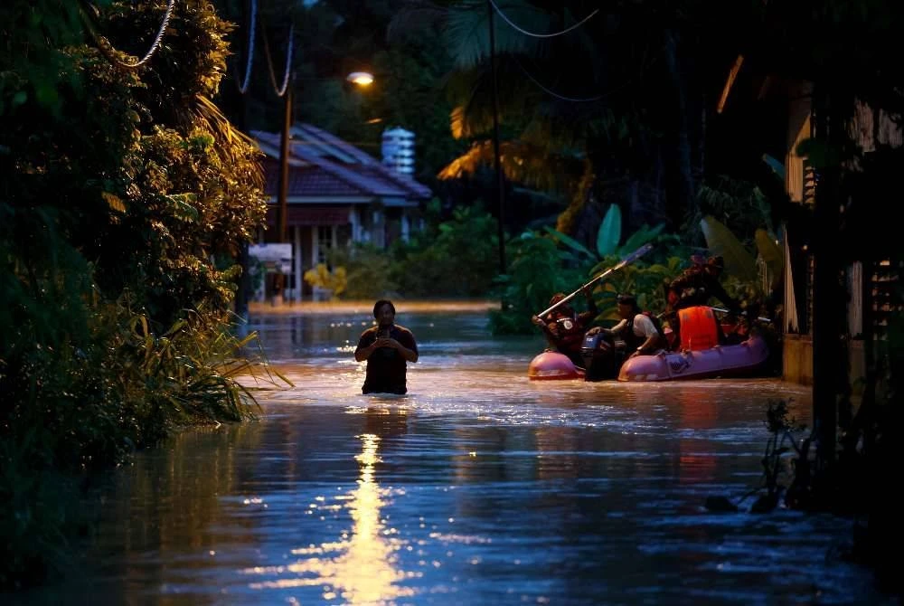 Anggota bomba menyelamatkan mangsa banjir di Kampung Batu Sepuluh Cheras, Kuala Lumpur pada Isnin. Foto: Bernama
