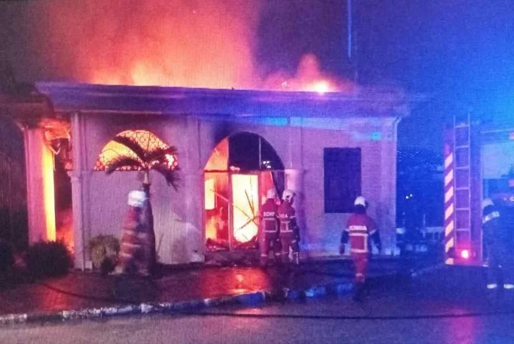 Sebuah pejabat pengurusan dan pondok pengawal di bangunan milik Pas iaitu PUTIK di Kota Bharu terbakar pada pagi Selasa. Foto JBPM