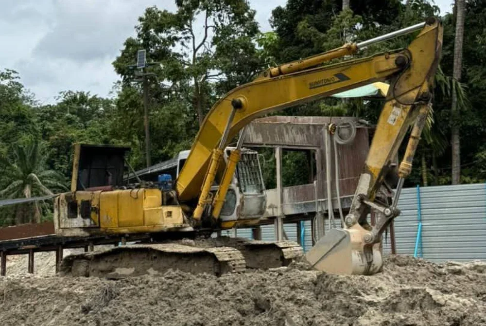 Salah sebuah jengkaut yang dirampas hasil serbuan ke atas lombong emas haram di Temerloh pada Sabtu lalu. - Foto Briged Tenggara PGA