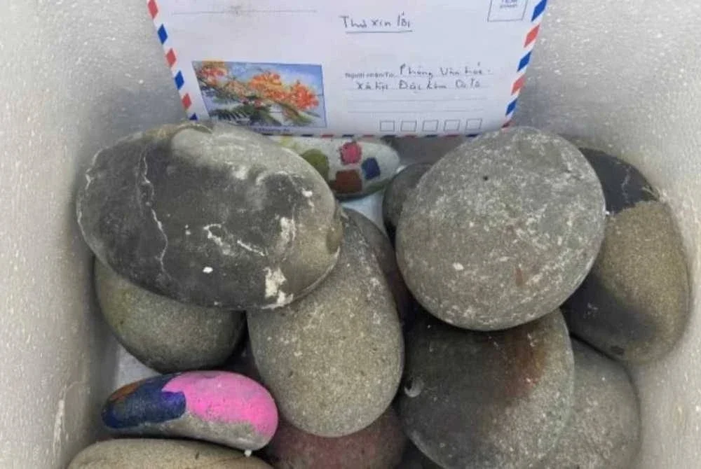 Pelancong memulangkan semula batu kerikil dari Pulau Co To, Vietnam bersama surat permohonan maaf. - Foto VnExpress