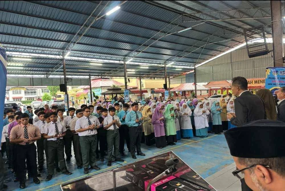 Calon SPM SMK Sultan Ismail yang bersedia memasuki dewan peperiksaan SPM. - Foto Sinar Harian/Adila Sharinni Wahid