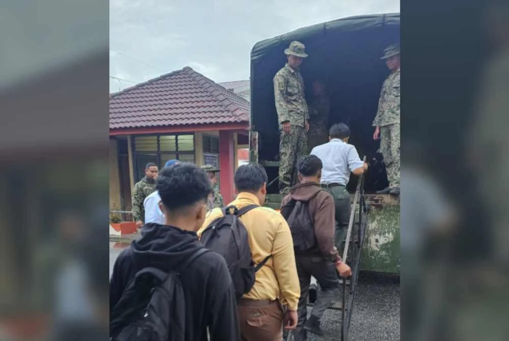 Calon SPM SMK Kutan dibawa menggunakan trak ATM ke pusat peperiksaan.