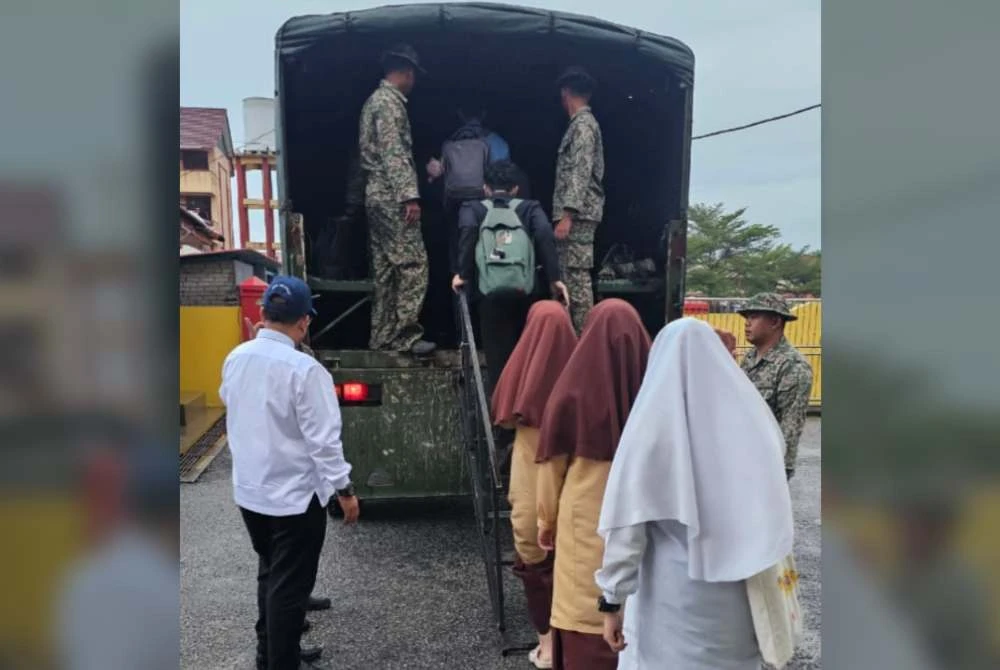 Calon SPM yang terjejas banjir dibawa menggunakan trak tentera.
