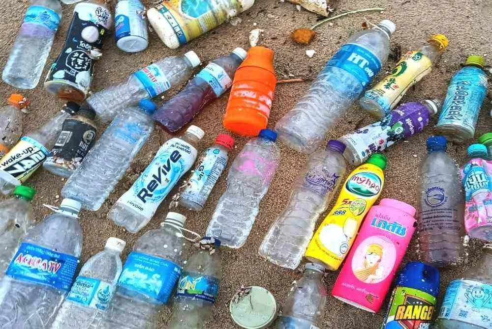 Antara botol plastik yang ditemui terdampar di pesisir pantai Terengganu selepas dihanyutkan arus di laut pada musim tengkujuh.