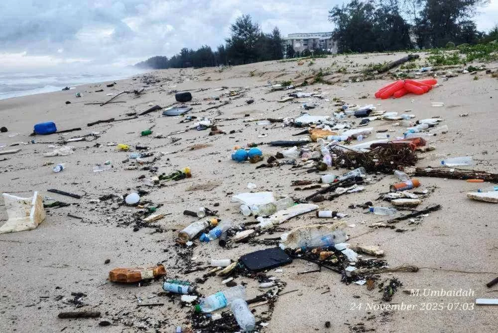 Antara botol plastik yang ditemui terdampar di pesisir pantai Terengganu selepas dihanyutkan arus di laut pada musim tengkujuh.