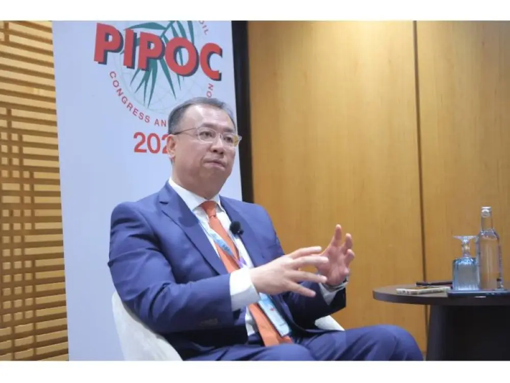 Naib Presiden Eksekutif Operasi EcoCeres Renewable Fuels Sdn. Bhd, Dannis Poon ketika menyampaikan ceramah bertajuk Perkembangan Terbaharu Penyahkarbonan Industri Penerbangan: Peluang dan Cabarannya pada Kongres dan Pameran Antarabangsa Minyak Sawit MPOB (PIPOC 2025) di Pusat Konvensyen Kuala Lumpur (KLCC).