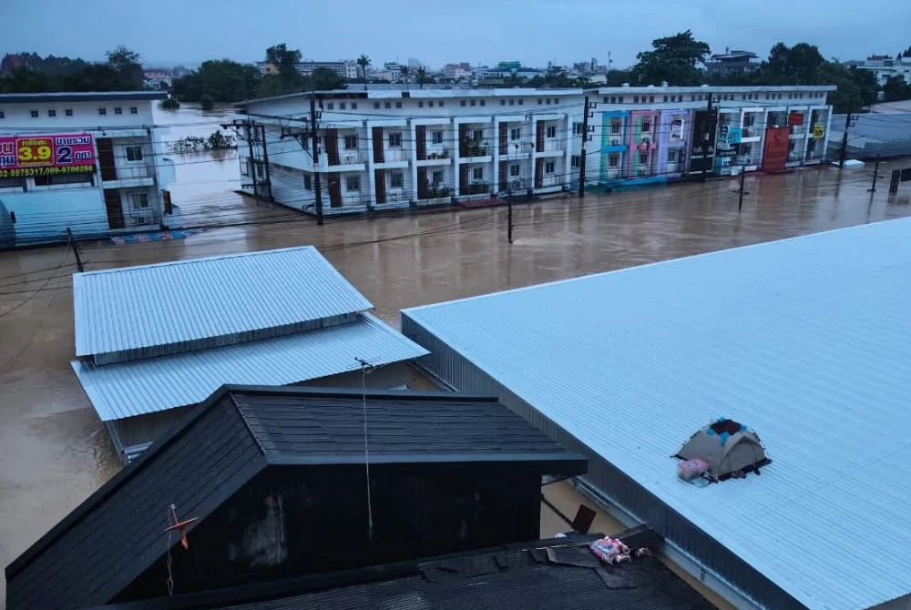 Pemandangan dari tingkat 5 Wangburapa Grand Hotel, tempat menginap pelajar UUM yang terkepung banjir di Hatyai. Foto Ihsan UUM