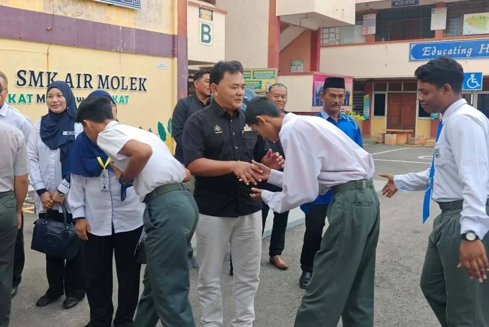 Rahmad menyantuni calon SPM di SMK Air Molek pada hari pertama menduduki peperiksaan bertulis serentak seluruh negara.