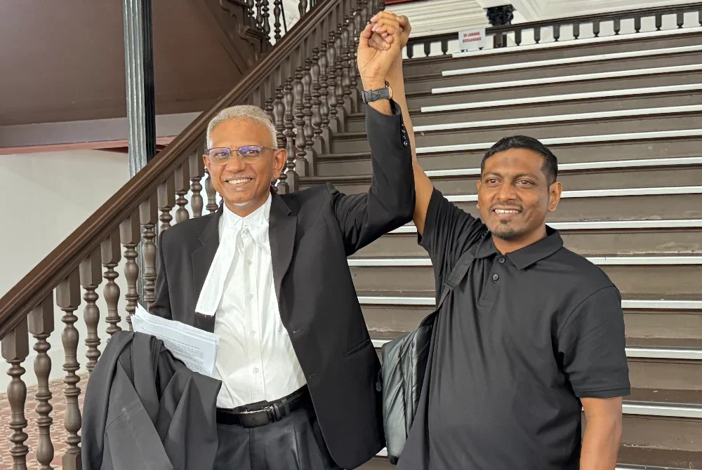 Mohd Razwil (kanan) bersama Habib Rahman gembira selepas mendapat keputusan Mahkamah Tinggi Pulau Pinang berhubung status kerakyatan Malaysia pada Selasa.
