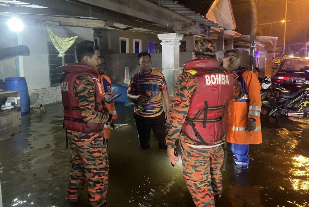 Bomba Selangor melaksanakan pemantauan di lokasi terjejas banjir sejak Isnin. Foto Bomba Selangor