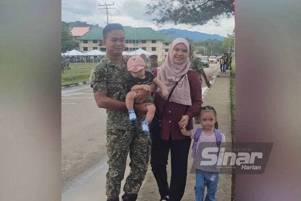 Noorfaezah bersama suaminya, Koperal Mohd Haiqal Ashraf selesai menunaikan tanggungjawab mereka sebagai pengundi awal.