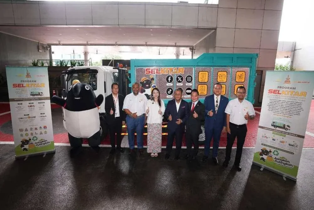 Amirudin (empat dari kanan) dan Ramli (dua dari kiri) bergambar semasa Majlis Pelancaran SELKitar dan Penyerahan Lori Operasi di sini pada Selasa. - Foto/Rosli Talib