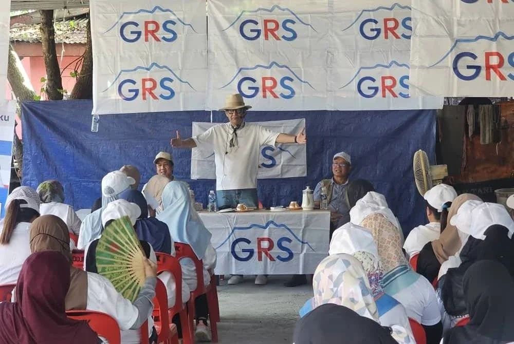 Annuar ketika turun padang bertemu dengan penduduk.