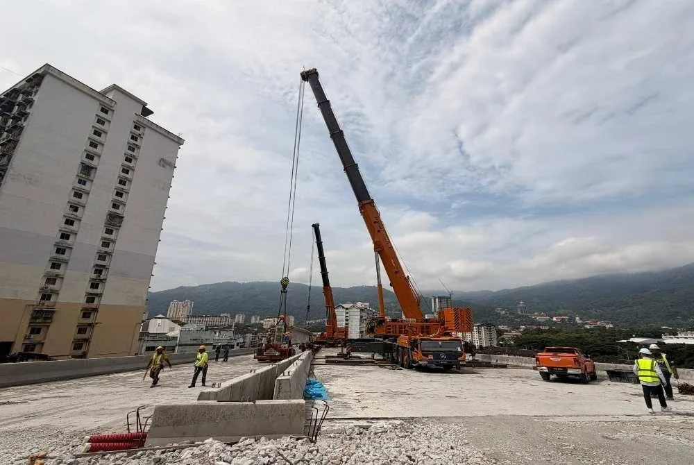 Kerja-kerja pemasangan rasuk bagi Projek Pakej 2: Jalan Pintasan dari Lebuhraya Tun Dr Lim Chong Eu ke Ayer Itam kini mencapai kemajuan 82 peratus.