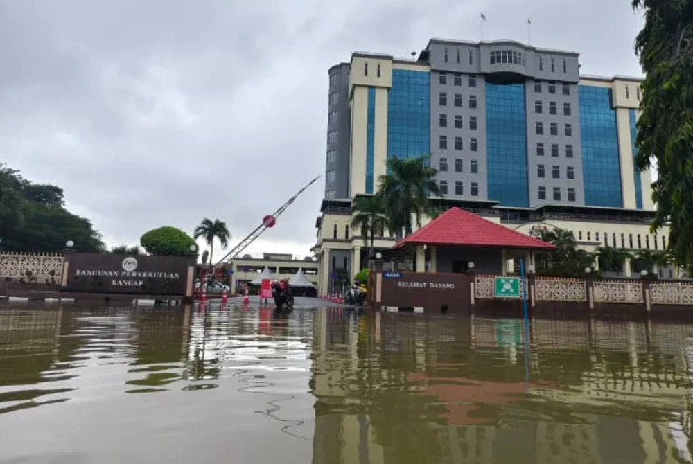 Pejabat SPRM Perlis yang beroperasi di Bangunan Persekutuan Kangar ditutup sementara akibat banjir. - Foto SPRM
