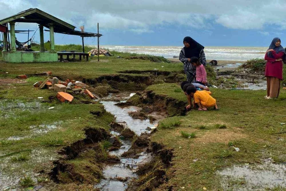 Angin kuat yang melanda pesisir pantai di Bachok juga menyebabkan berlakunya hakisan. - Foto Sinar Harian/Hazelen Liana Kamarudin
