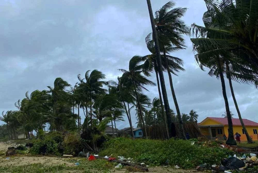 Angin kuat yang melanda pesisir pantai di Bachok. - Foto Sinar Harian/Hazelen Liana Kamarudin