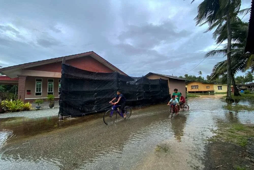 Ada dalam kalangan penduduk bertukar kepada cara moden menggunakan jaring plastik sebagai penghadang angin.- Foto Sinar Harian/Hazelen Liana Kamarudin