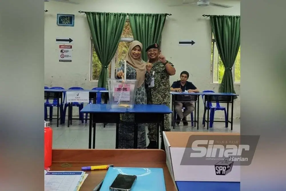 Panglima 5 Divisyen, Datuk Noorrul Azril Ariffin bersama isteri, Datin Noriza Md Rashid menunaikan tanggungjawab sebagai pengundi seawal jam 8 pagi di pusat pengundian di Sekolah Agama Rakyat Kem Lok Kawi.