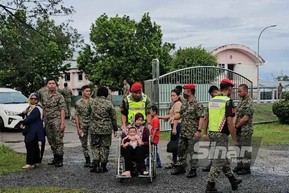 Anggota tentera dan pasangan hadir menunaikan tanggungjawab mereka.