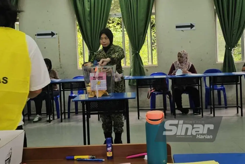 Proses pengundian awal PRN17 yang berlangsung di Kem Lok Kawi seawal jam 8 pagi berjalan dengan lancar.