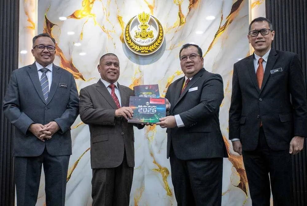 Saarani (dua dari kiri) bersama Pegawai Kewangan Negeri Perak, Mohd Zaki Mahyudin (tiga, kiri) bergambar sebelum menyampaikan ucapan Pembentangan Belanjawan Perak 2026 pada Persidangan Dewan Undangan Negeri Perak di Bangunan Perak Darul Ridzuan pada Selasa. - Foto Bernama