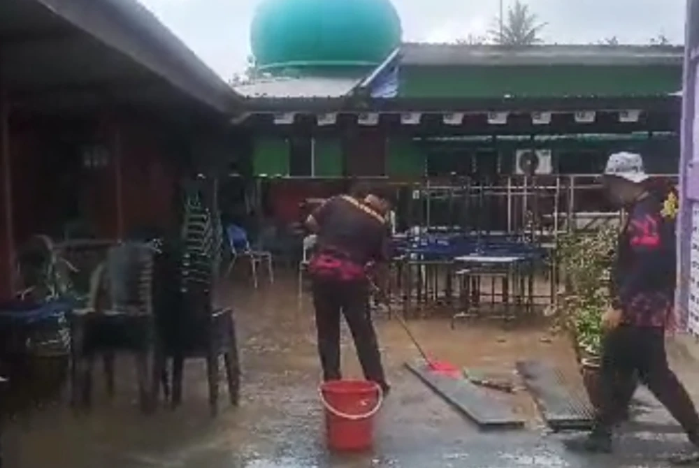 Anggota FRU turut membantu membersihkan Sekolah KAFA Integrasi Kampung Sungai Serai.