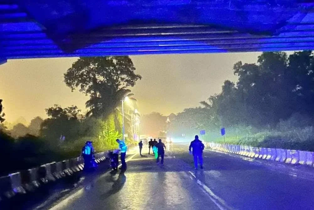 Polis menjalankan siasatan di lokasi kejadian.