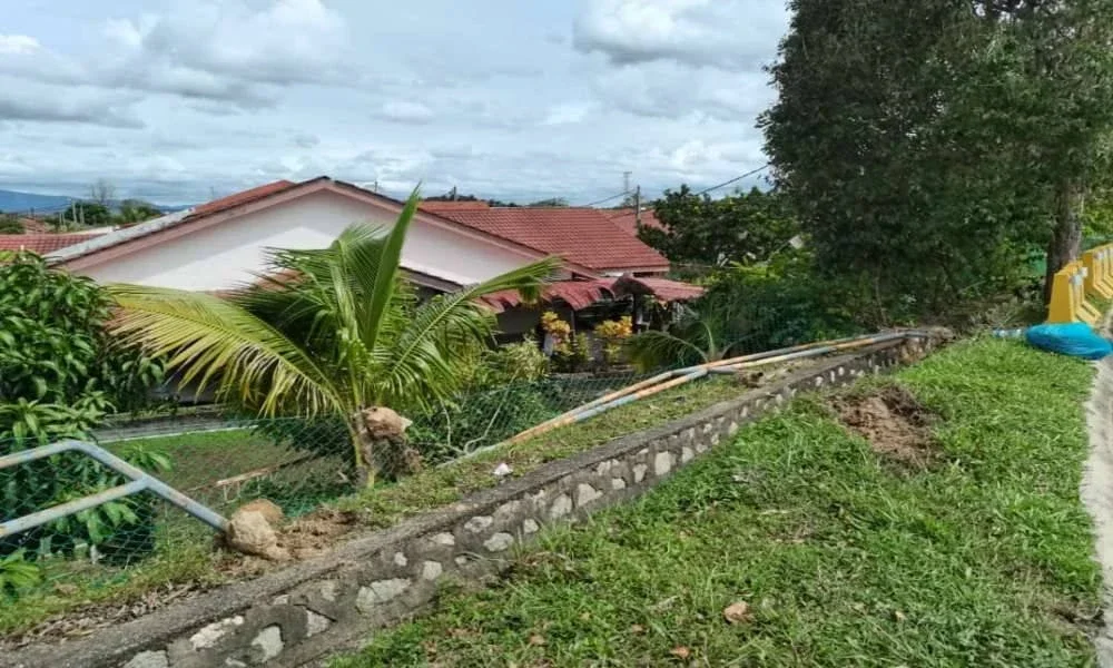 Myvi dari jalan utama yang terjunam ke rumah penduduk. 