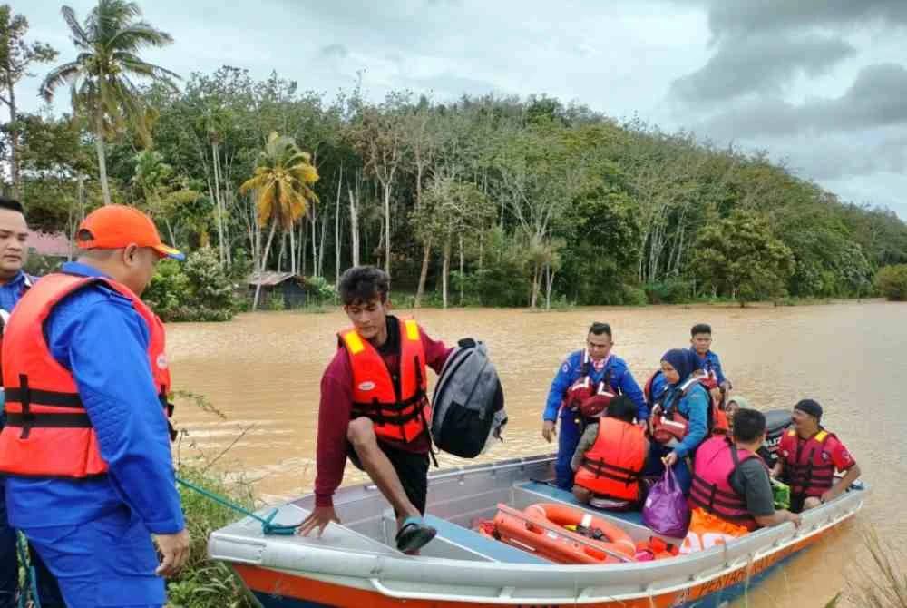 Operasi memindahkan mangsa banjir dari Kampung Paya Tok Kiong, Jitra.