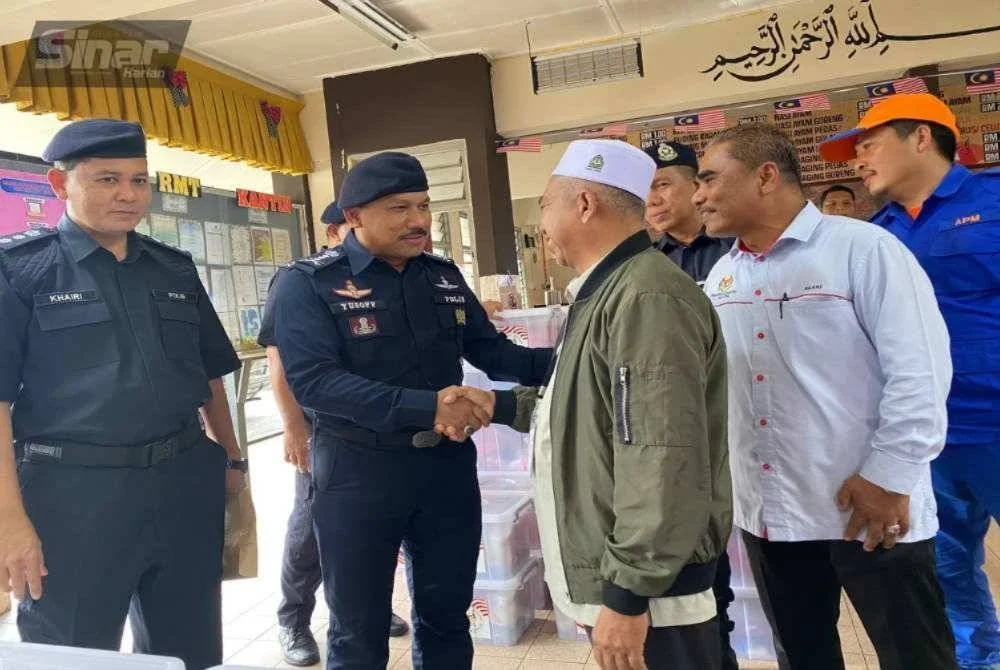 Mohd Yusoff (dua dari kiri) menyantuni penghuni di PPS SK Kok Keli, Tumpat pada Selasa. 
