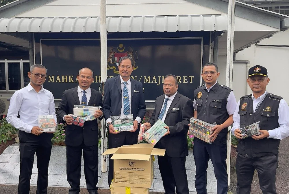 Barangan kes yang dirampas dan disita dibawa ke mahkamah bagi proses pendakwaan.