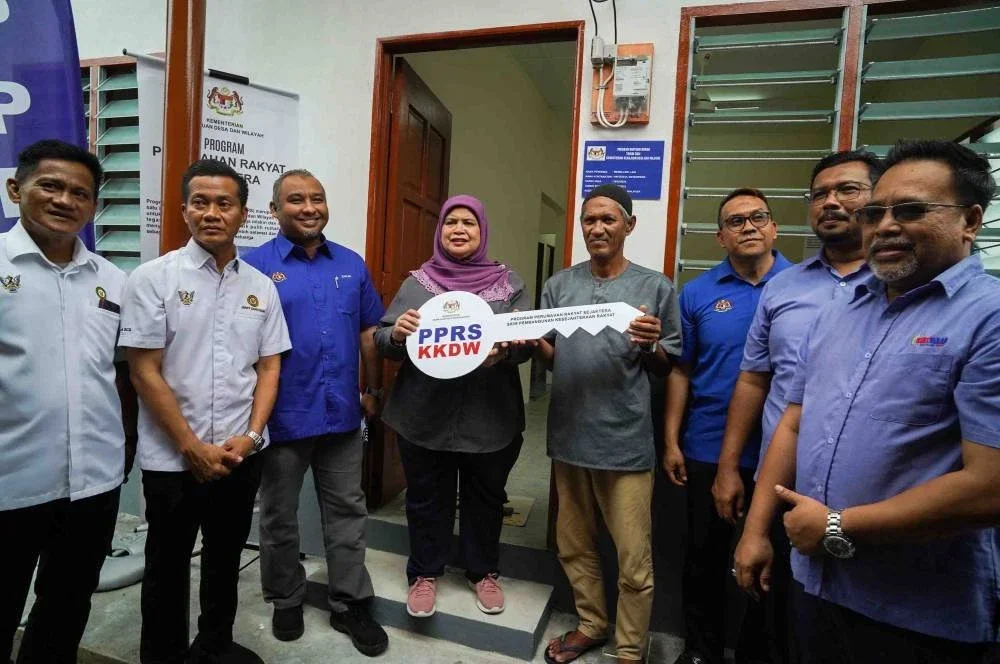 Timbalan Menteri KKDW, Datuk Rubiah Wang menyerahkan kunci rumah kepada salah seorang penerima rumah PPRS.