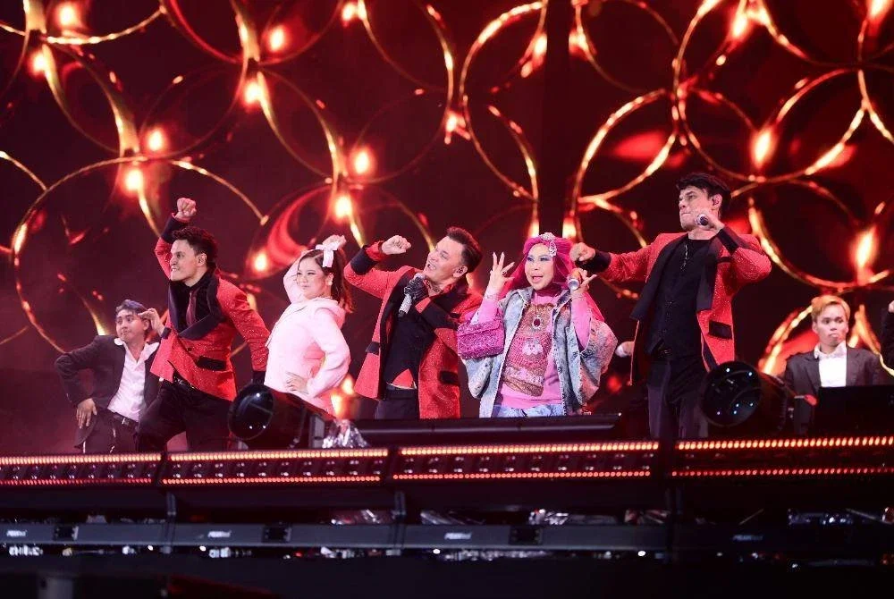 Kemunculan Leona dan Datuk Vida ketika lagu Gerenti Beres menggamatkan konsert malam itu.