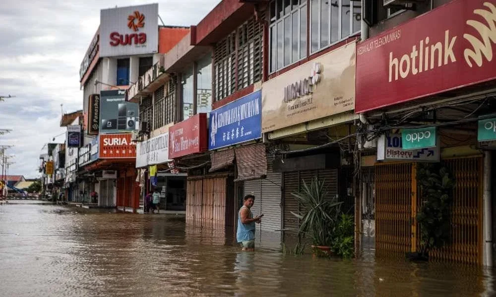 Keadaan jalan yang dinaiki air di pekan Kangar. Foto Bernama