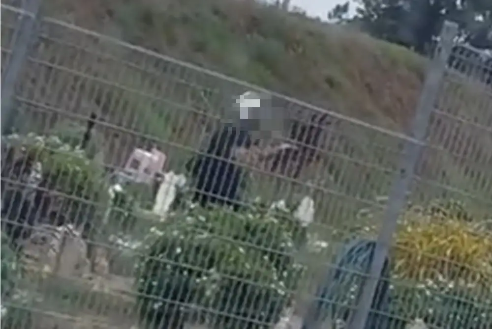 Aksi seorang lelaki yang bersilat di kawasan tanah perkuburan Islam di Kluang tular di media sosial.